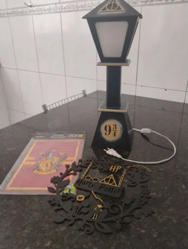 Kit Harry Potter: Luminária 9 ¾ + Capa Sonserina + Quadros Decorativos