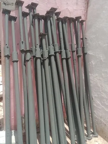 29 escoras metálicas com as alças dos copos toradas