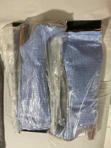 Bota em couro marca UZA nova