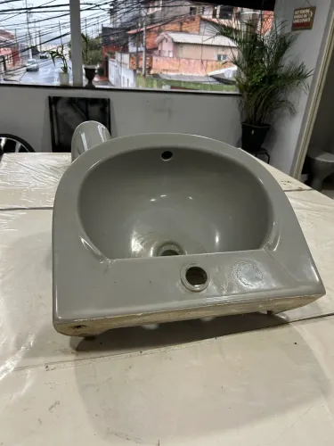 Pia de banheiro com torneira.