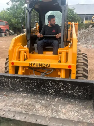 Mini Carregadeira Hyundai HSL 850-7