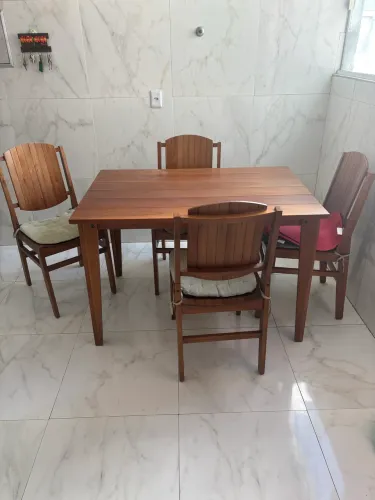 Mesa com quatro cadeiras