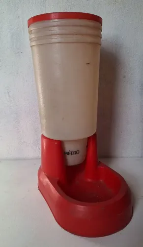 Comedouro para cães com reservatório 