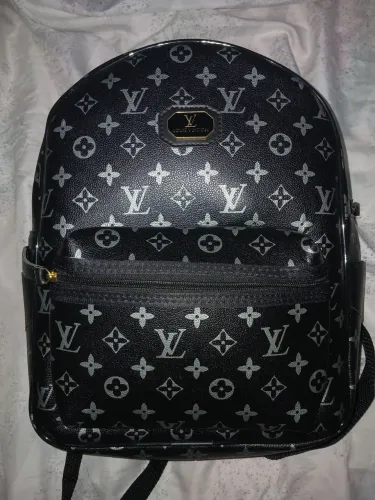 Olá,estou vendo uma bolsa novinha que nunca foi usada