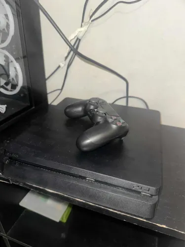 Sony Playstation 4 Slim 1tb Mega Pack: mídia física God of war , UFC4 e Medievil.