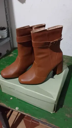 desapego duas botas cores diferentes