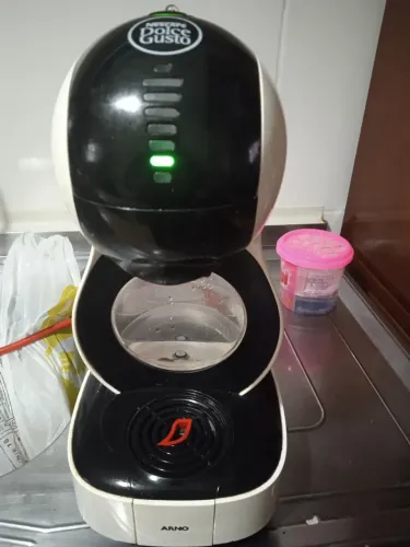 Cafeteira Dulce Gusto Arno mini com cápsula recarregável
