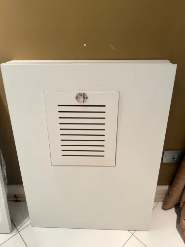 Chapas em MDF Laqueado Branco com Veneziana de Ventilação e Fecho
