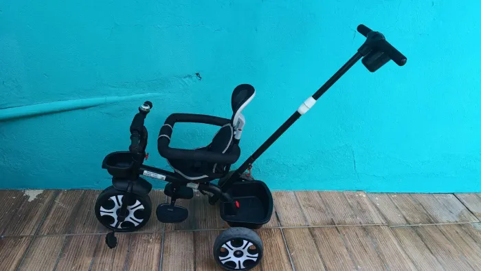 Triciclo Infantil com Haste de Direção e Capota