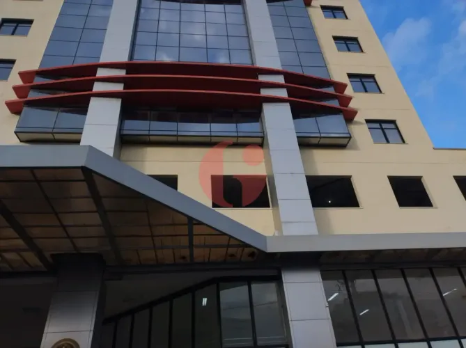 Salão para locação com 04 banheiros e 06 vagas de garagem- Zona Central Sjc