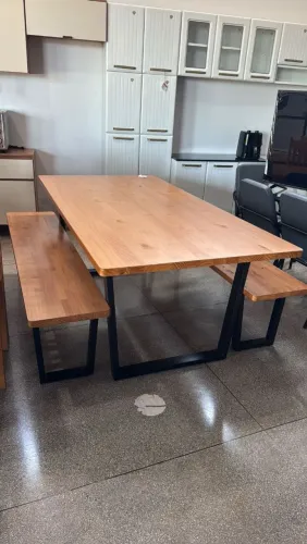 Mesa de madeira com 2 brancos 
