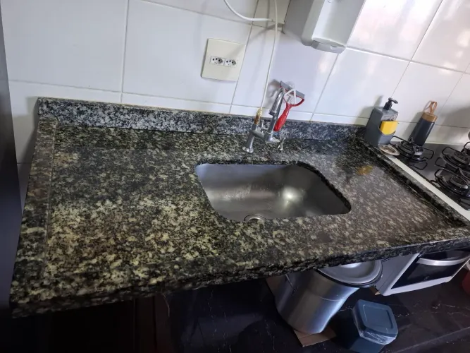Pia de cozinha em granito 120 x 60 com cuba de inox, rodopia e 2 maos francesa  