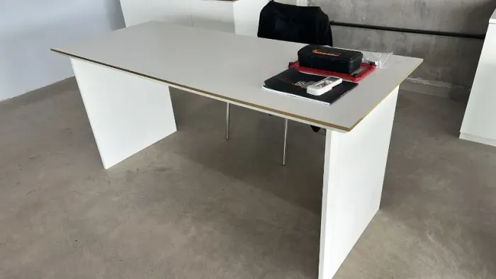 Mesa de trabalho e balcão de apoio.