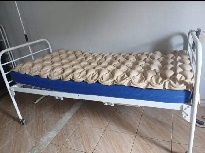 Cama hospitalar mais colchão pneumático mais cadeira de banho 