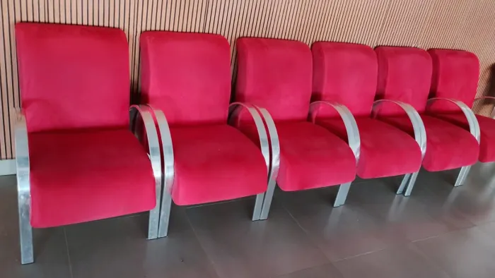 Vendo 6 cadeiras almofadadas de inox super concervadas sem rasco nenhum