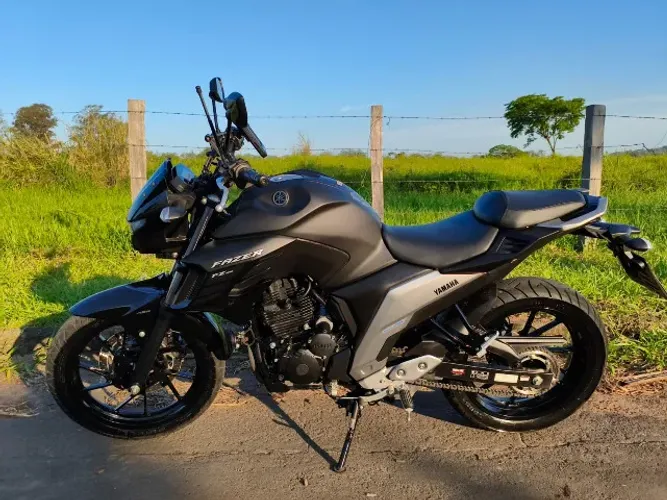 FZ25 250 ALL BLACK 2022 BX KM