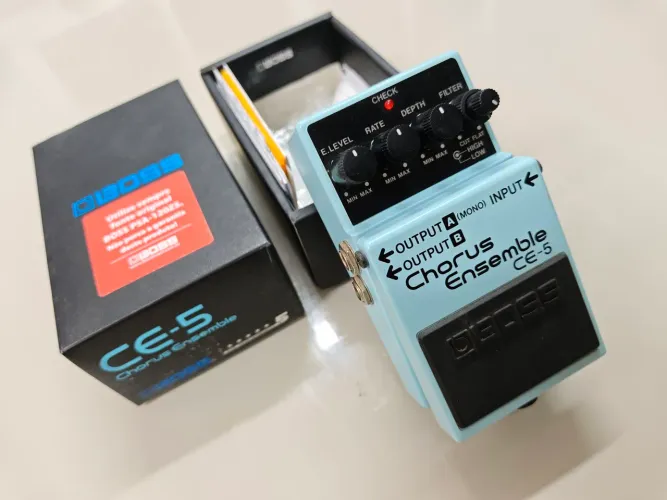 Pedal Boss Chorus Ensemble CE-5 em estado de ZERO