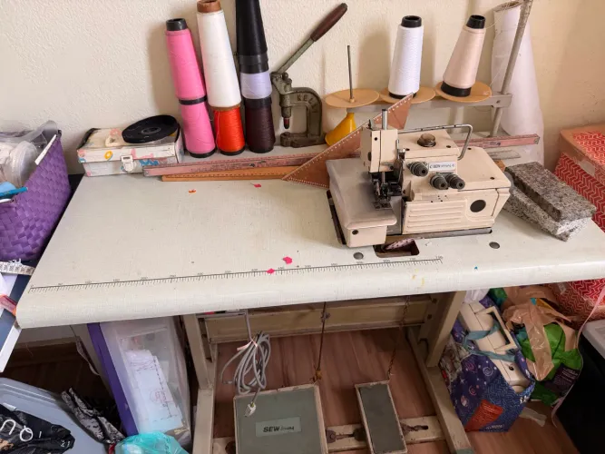 maquina overlock + linhas de varias cores 