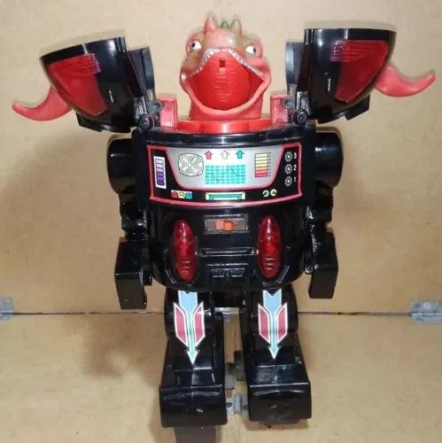 Robô monstro brinquedo Mike Toys funcionando.
