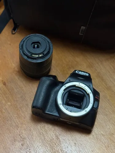 Canon EOS SL3 + Lente 18-55mm + Brindes