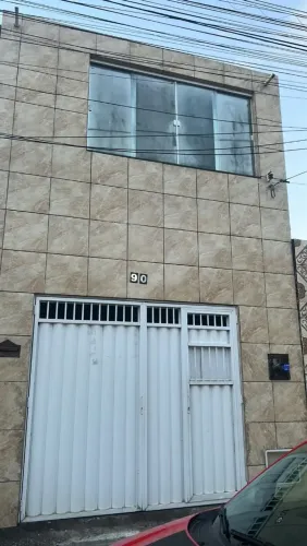 Casa duplex, 2 quartos, 2 banheiros, completamente forrada