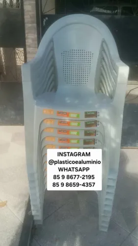 Cadeira de Plástico com Braço Poltrona plástica Latina