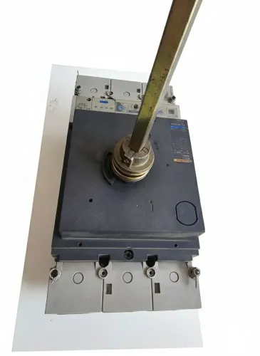 Vende-se disjuntor industrial de alta performance, ideal para proteção de sistemas.