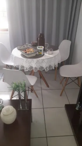 Mesa com quatro cadeiras