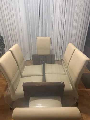 Mesa com 6 cadeiras 