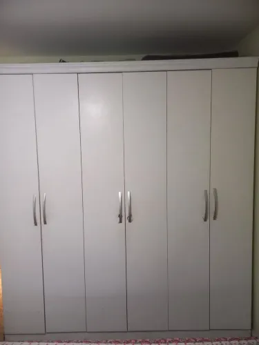 Guarda Roupa branco 6 portas com cabideiro