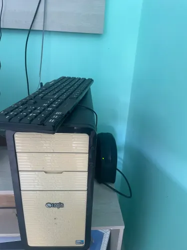 CPU com estabilizador e teclado login funciona perfeitamente 