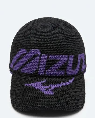 Boné de crochê Mizuno preto e roxo.