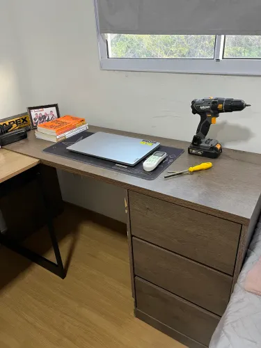 Escrivaninha com 3 gavetas. 140x45 (Não consigo fazer a entrega)