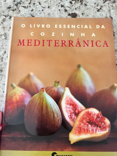 Livro O Luvro essencial da cozinha mediterrânea 