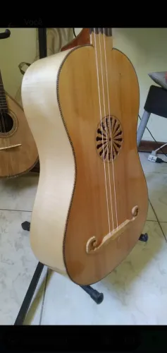 Viola caipira de 10 cordas estilo barroco