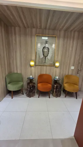 Poltronas em suede coloridas com pés palitos