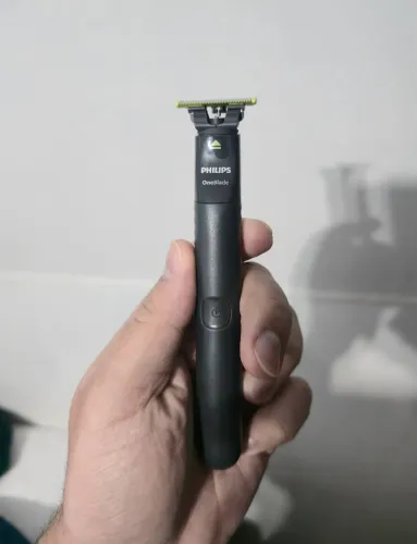 Barbeador Philips OneBlade novo c/ 2 lâminas extras.