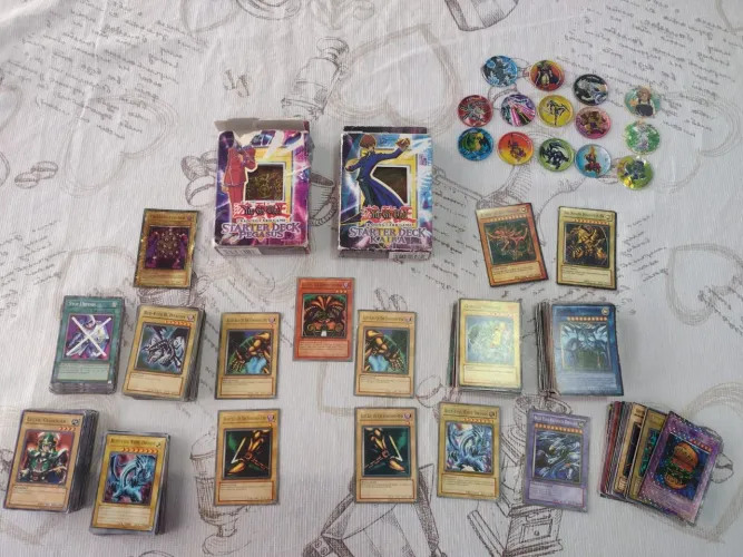 Coleção Yu Gi Oh +de 460 cartas Anos 2000 Cards Clássicos + Tazos (Deck Kaiba e Pegasus)