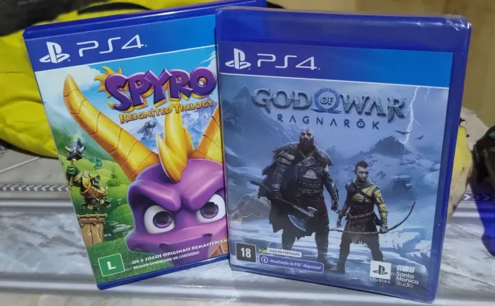 GoW Ragnarok lacrado e Spyro trilogia seminovo