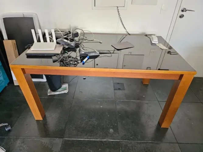 Mesa de jantar com tampo preto de vidro