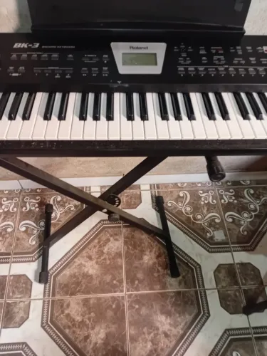 Teclado semi novo
