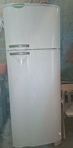 Vende se geladeira Electrolux com defeito