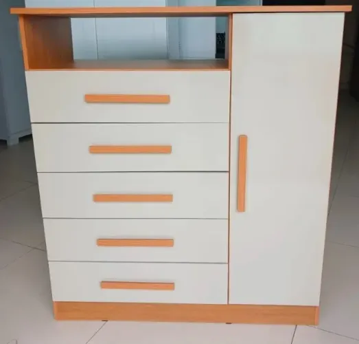 Cômoda De Quarto Madri C/ 1 Porta 1 Nicho E 5 Gavetas Cor Cinamomo/off White - seminova -
