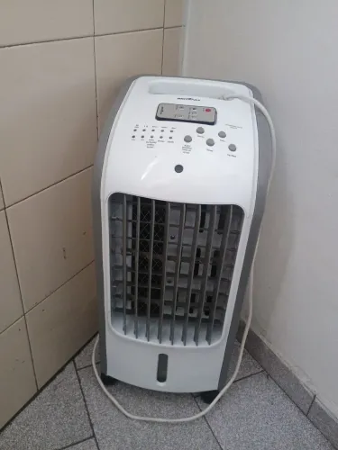 Climatizador portátil frio Britânia BCL01F branco