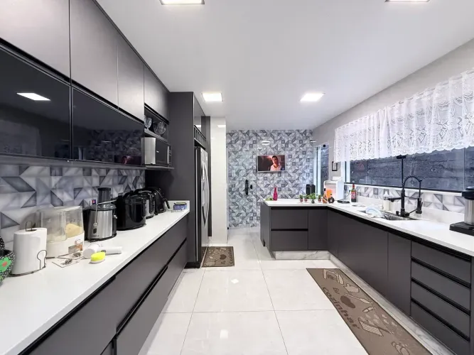 Belíssima casa com duas suítes