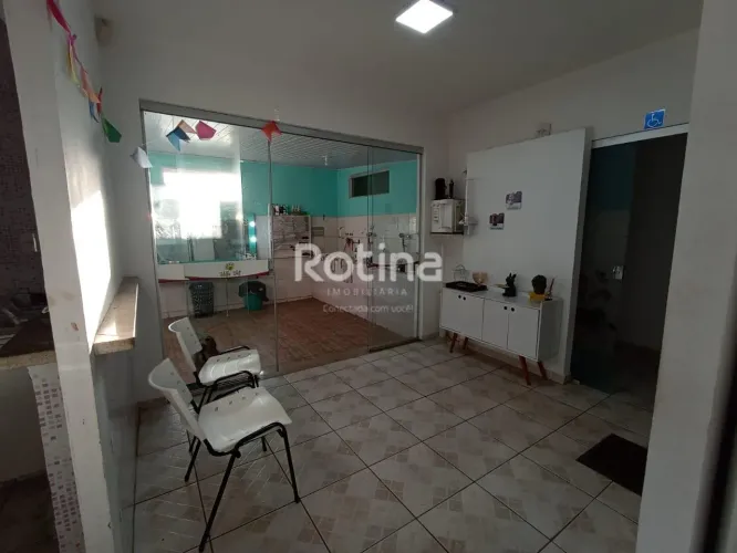 Casa Comercial à Venda no Santa Mônica, em Uberlândia 3 Salas e 3 Banheiros