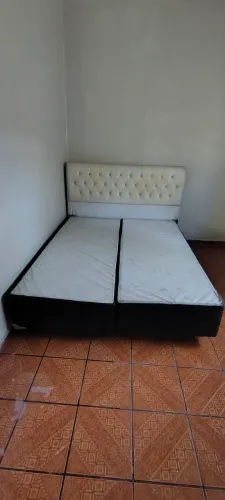 Cama de casal com cabeceira.