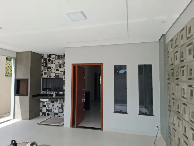 Alugo casa alto padrão, primeira locação e bem localizada bairro Tancredo Neves. 