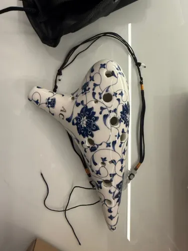 Instrumento Musical (ocarina Irlandesa) em porcelana nova.