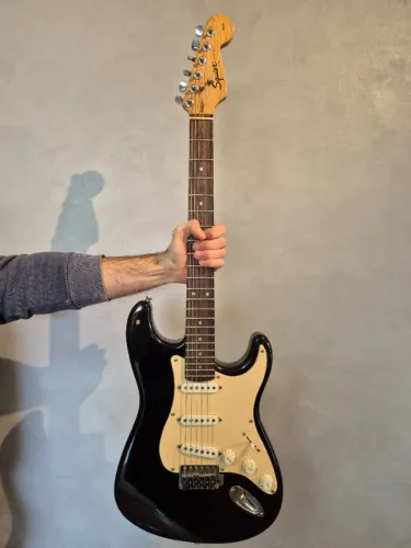 Guitarra Squier Affinity Stratocaster + Cap. Fender Tex Mex